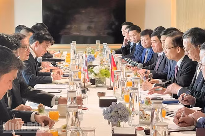 Cuộc gặp giữa Bộ trưởng Ngoại giao Lê Hoài Trung và người đồng cấp Thái Lan Sihasak Phuangketkeow.
