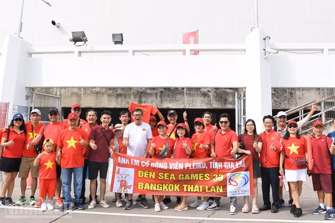 Đông đảo cổ động viên tới cổ vũ đội tuyển Việt Nam tại sân vận động Rajamangala. (Ảnh: MINH THẮNG)