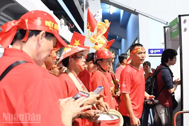 Cổ động viên Việt Nam chờ đợi vào sân vận động Chonburi Daikin, ở tỉnh Chonburi, Thái Lan. (Ảnh: MINH THẮNG)