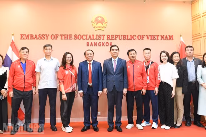 Đồng chí Nguyễn Văn Hùng thăm và làm việc tại Đại sứ quán Việt Nam tại Thái Lan. (Ảnh: MINH THẮNG)