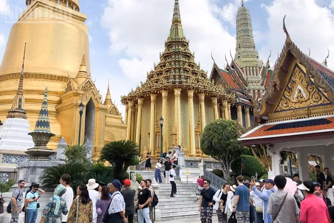 Đông đảo du khách tham quan Wat Phra Kaew cổ kính. (Ảnh: MINH THẮNG) 