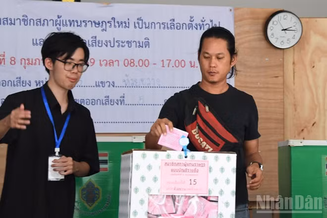 Cử tri Thái Lan bỏ phiếu bầu ứng cử viên Hạ nghị sĩ theo danh sách đảng. (Ảnh: MINH THẮNG)