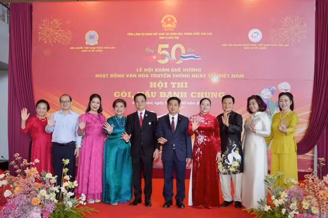 Các đại biểu tham dự hội thi gói, nấu bánh chưng. (Ảnh: CTV)