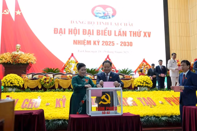 Các đại biểu tiến hành bỏ phiếu bầu Ban Chấp hành khóa mới tại Đại hội đại biểu lần thứ XV Đảng bộ tỉnh Lai Châu (nhiệm kỳ 2025-2030). (Ảnh TUẤN TRẦN) 