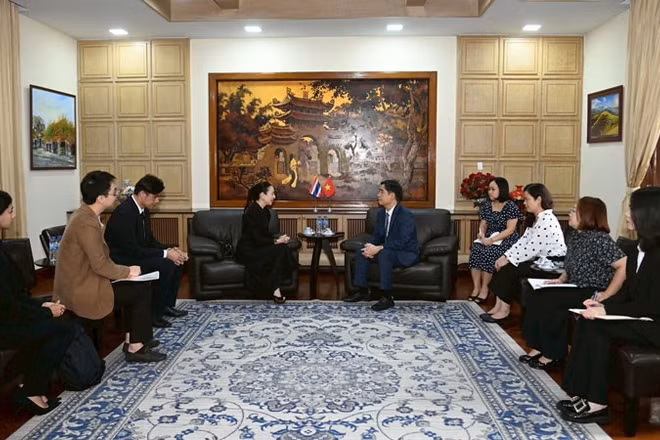 Đại sứ Phạm Việt Hùng tiếp Chủ tịch Liên đoàn Bóng đá Thái Lan Nualphan Lamsam. (Ảnh: Đại sứ quán Việt Nam tại Thái Lan)