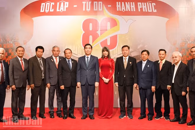 Đại sứ cùng các đại biểu tham dự lễ kỷ niệm 80 năm Quốc khánh Việt Nam. (Ảnh: XUÂN SƠN)
