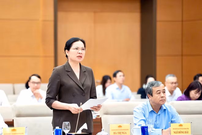 Phó Chủ tịch - Tổng Thư ký Ủy ban Trung ương Mặt trận Tổ quốc Việt Nam Hà Thị Nga báo cáo tổng hợp ý kiến, kiến nghị của cử tri và Nhân dân gửi về Kỳ họp thứ hai, Quốc hội khóa XVI. Ảnh: Nguyễn Hà