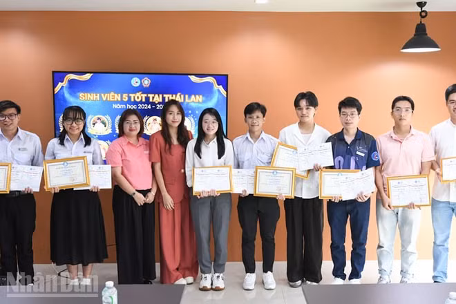 Các cá nhân tiêu biểu được trao tặng danh hiệu “Sinh viên 5 tốt”.