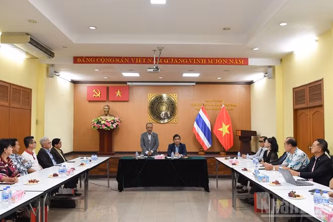 Đoàn Ủy ban Nhà nước về người Việt Nam ở nước ngoài gặp đại diện cộng đồng kiều bào tại Thái Lan. (Ảnh: XUÂN SƠN)