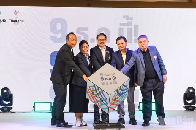 Các đại biểu làm nghi lễ đếm ngược 90 ngày tới SEA Games 33 và ASEAN Para Games 13. (Ảnh: XUÂN SƠN)