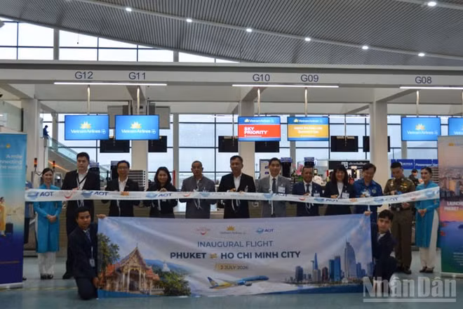 Các đại biểu cắt băng khai trương đường bay thẳng Phuket-Thành phố Hồ Chí Minh, đánh dấu sự ra mắt đường bay mới. (Ảnh: XUÂN SƠN)