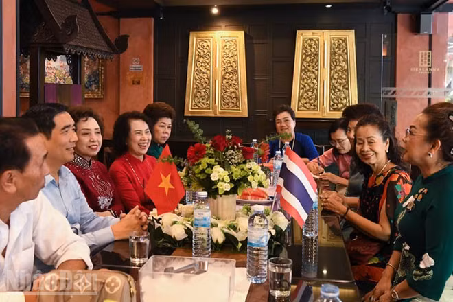 Đoàn công tác Đại sứ quán Việt Nam tại Thái Lan thăm cơ sở kinh doanh khách sạn của kiều bào Việt Nam tại tỉnh Phuket. (Ảnh: MINH THẮNG)