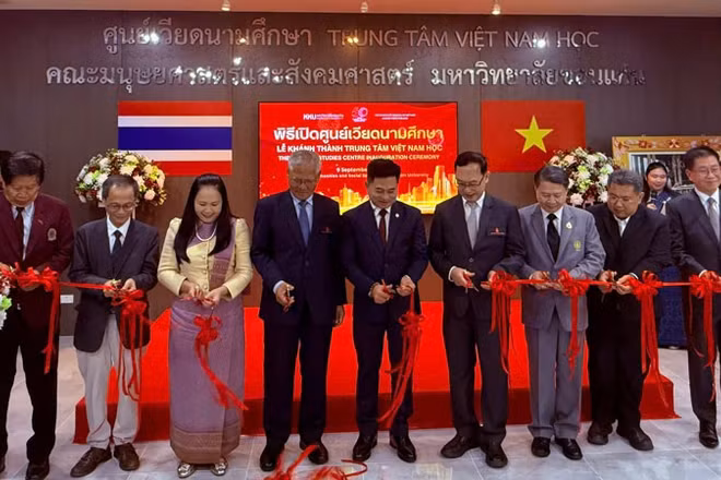 Các đại biểu cắt băng khánh thành Trung tâm Việt Nam học. (Ảnh: CTV)