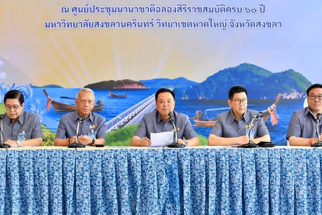 Thủ tướng, Bộ trưởng Nội vụ Thái Lan Anutin Charnvirakul (giữa) thông báo về kết quả của cuộc họp nội các. (Ảnh: VĂN PHÒNG THỦ TƯỚNG THÁI LAN)