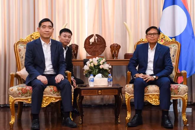 Đại sứ Phạm Việt Hùng (bên trái) bày tỏ vui mừng về những thành tựu phát triển của đất nước Lào. (Ảnh: XUÂN SƠN)