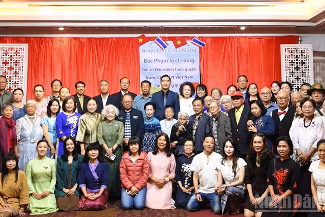 Đại sứ Phạm Việt Hùng cùng đông đảo kiều bào tại tỉnh Chiang Mai, Thái Lan. (Ảnh: XUÂN SƠN)