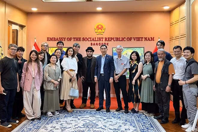 Đại sứ Việt Nam tại Thái Lan Phạm Việt Hùng cùng các họa sĩ hai nước tại chương trình. (Ảnh: Đại sứ quán Việt Nam tại Thái Lan)