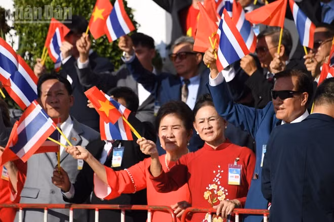 Kiều bào tại Bangkok hân hoan đón Tổng Bí thư, Chủ tịch nước Tô Lâm. (Ảnh: MINH THẮNG)
