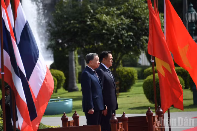 Tổng Bí thư, Chủ tịch nước Tô Lâm và Thủ tướng Thái Lan Anutin Charnvirakul đứng nghiêm khi quốc thiều hai nước được cử. (Ảnh: XUÂN SƠN)