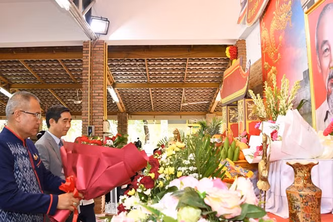 Các đại biểu dâng hoa tưởng niệm Chủ tịch Hồ Chí Minh. (Ảnh: XUÂN SƠN)