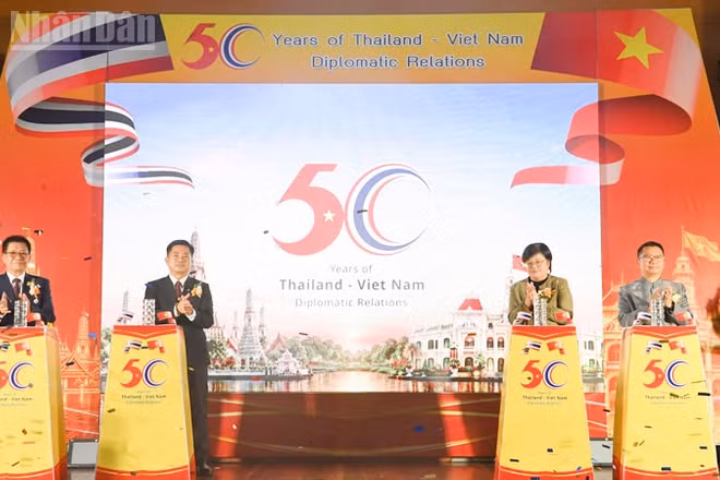 Các đại biểu bấm nút khai mạc Lễ hội Văn hóa Việt Nam-Thái Lan. (Ảnh: XUÂN SƠN)