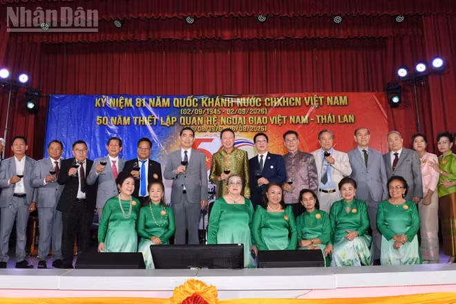 Các đại biểu nâng cốc chúc mừng 81 năm Quốc khánh Việt Nam và 50 năm thiết lập quan hệ ngoại giao Việt Nam-Thái Lan. (Ảnh: XUÂN SƠN)
