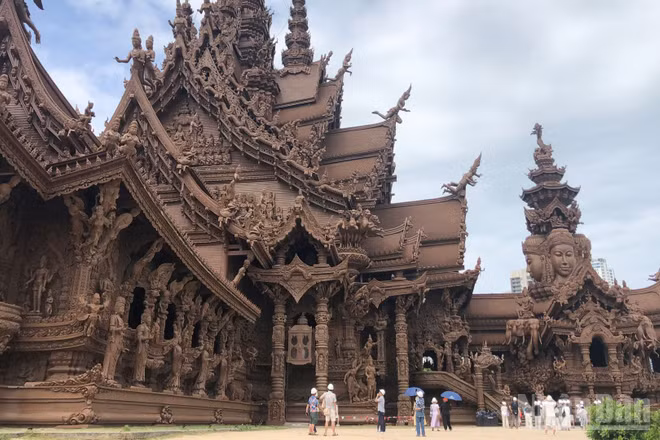 Đền Chân Lý tráng lệ được xây dựng hoàn toàn bằng gỗ. (Ảnh: XUÂN SƠN)