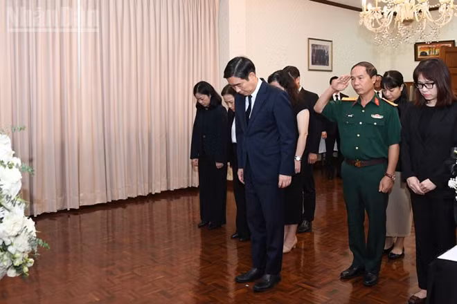 Đoàn đại biểu Đại sứ quán Việt Nam tại Thái Lan và các cơ quan bên cạnh viếng đồng chí Saysomphone Phomvihane. (Ảnh: XUÂN SƠN)