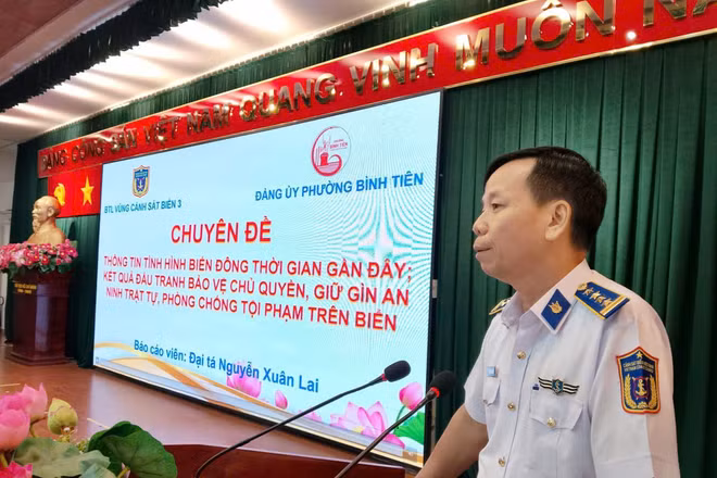 Đại tá Nguyễn Xuân Lai, Báo cáo viên Bộ Tư lệnh Vùng Cảnh sát biển 3, phát biểu tại hội nghị.