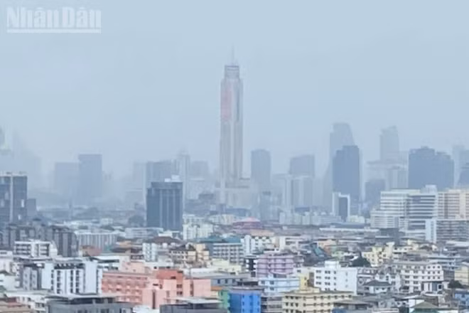 Chiều 5/10, thủ đô Bangkok tiếp tục có mưa. (Ảnh: XUÂN SƠN)