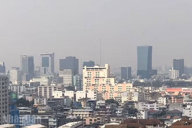 Bụi mịn PM2.5 tại Bangkok sáng 26/1 ở mức báo động. (Ảnh: MINH THẮNG)