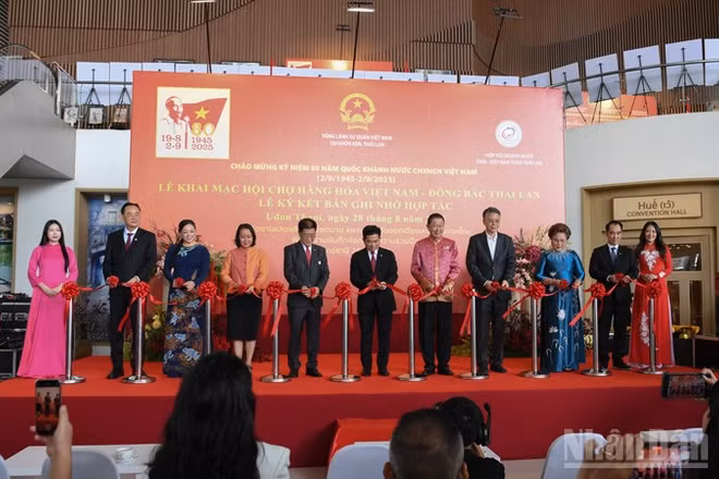 Các đại biểu cắt băng khai mạc Hội chợ hàng hóa Việt Nam-Đông Bắc Thái Lan.
