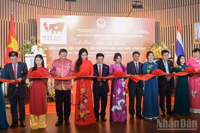Các đại biểu cắt băng khai mạc triển lãm.