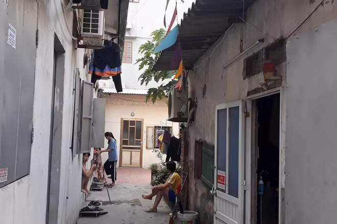 Nhiều công nhân vẫn phải sống trong những khu nhà trọ chật hẹp. Ảnh: GIANG NAM