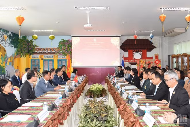 Cuộc làm việc giữa Đại sứ quán Việt Nam tại Thái Lan và Đại học Rajabhat Udon Thani. (Ảnh: MINH THẮNG)