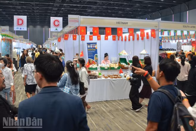Các gian hàng của Việt Nam tại Hội chợ Chữ thập Đỏ Đoàn Ngoại giao lần thứ 59. (Ảnh: MINH THẮNG)