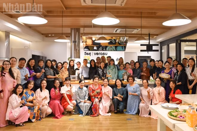 Chương trình “Trải nghiệm ẩm thực Việt Nam” thu hút đông đảo bạn bè quốc tế và kiều bào tại Bangkok. (Ảnh: MINH THẮNG)