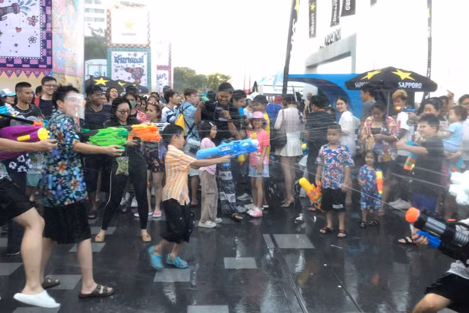 Té nước là hoạt động thu hút đông đảo người dân Thái Lan và du khách tham gia dịp Songkran. (Ảnh: MINH THẮNG)
