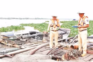 Lực lượng công an tiến hành kiểm tra khối lượng cát trên 2 phương tiện bị phát hiện và lập biên bản.