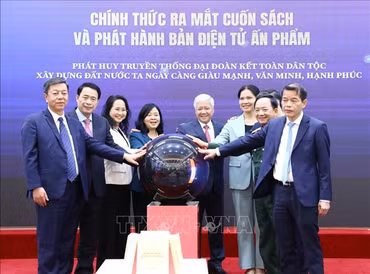 Các đồng chí lãnh đạo Đảng, Nhà nước, Mặt trận Tổ quốc Việt Nam thực hiện nghi thức bấm nút ra mắt cuốn sách về Đại đoàn kết toàn dân tộc của Tổng Bí thư Nguyễn Phú Trọng. Ảnh: Minh Đức/TTXVN