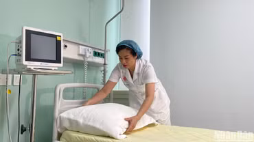 Thiếu tá, điều dưỡng viên Nguyễn Thị Hồng vẫn nhớ thói quen hằng ngày gấp gọn chăn, gối vào mỗi buổi sáng tại căn phòng nơi Tổng Bí thư nằm điều trị. 