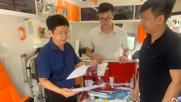 Tiến sĩ Nguyễn Trọng Khoa, Phó Cục trưởng phụ trách, quản lý và điều hành Cục Quản lý Khám, chữa bệnh công tác bảo đảm y tế, môi trường y tế chuẩn bị phục vụ cho Lễ tang.