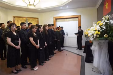 Cán bộ, nhân viên Đại sứ quán, đại diện các cơ quan thường trú của Việt Nam tại Indonesia tưởng niệm Tổng Bí thư Nguyễn Phú Trọng. (Ảnh: Đào Trang - PV TTXVN tại Indonesia)
