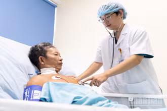 Bác sĩ thăm khám cho người bệnh N. T. D. sau khi được điều trị sốc phản vệ do ong vò vẽ đốt hơn 30 vết.