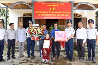 Bộ Tư lệnh Vùng Cảnh sát biển 2 nhận phụng dưỡng mẹ Việt Nam Anh hùng Nguyễn Thị Thoại.