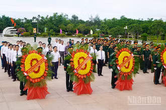 Các đoàn đại biểu đã đến dâng hương, dâng hoa tưởng nhớ các anh hùng liệt sĩ tại nghĩa trang liệt sĩ ở phường Quảng Phú, thành phố Đà Nẵng.