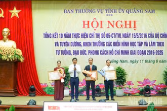 Bí thư Tỉnh ủy Quảng Nam Lương Nguyễn Minh Triết trao bằng khen của Thủ tướng Chính phủ tặng tập thể, cá nhân điển hình, tiêu biểu trong học tập và làm theo tư tưởng, đạo đức, phong cách Hồ Chí Minh giai đoạn 2016-2025.