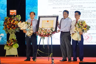 PGS, TS Đặng Văn Bài, Phó Chủ tịch Hội đồng Di sản văn hóa Quốc gia thừa ủy quyền của Bộ Văn hóa, Thể thao và Du lịch trao chứng nhận Tri thức dân gian về Sâm Ngọc Linh, huyện Nam Trà My, tỉnh Quảng Nam.