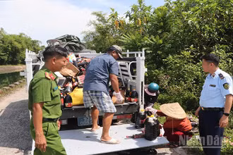 Lực lượng chức năng tỉnh Quảng Nam thu gom các sản phẩm nước mắm bị vứt bỏ để phục vụ công tác điều tra.