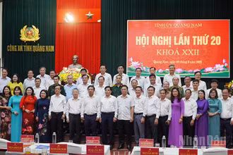 Các đồng chí trong Ban Chấp hành Đảng bộ tỉnh Quảng Nam chụp ảnh lưu niệm tại Hội nghị.